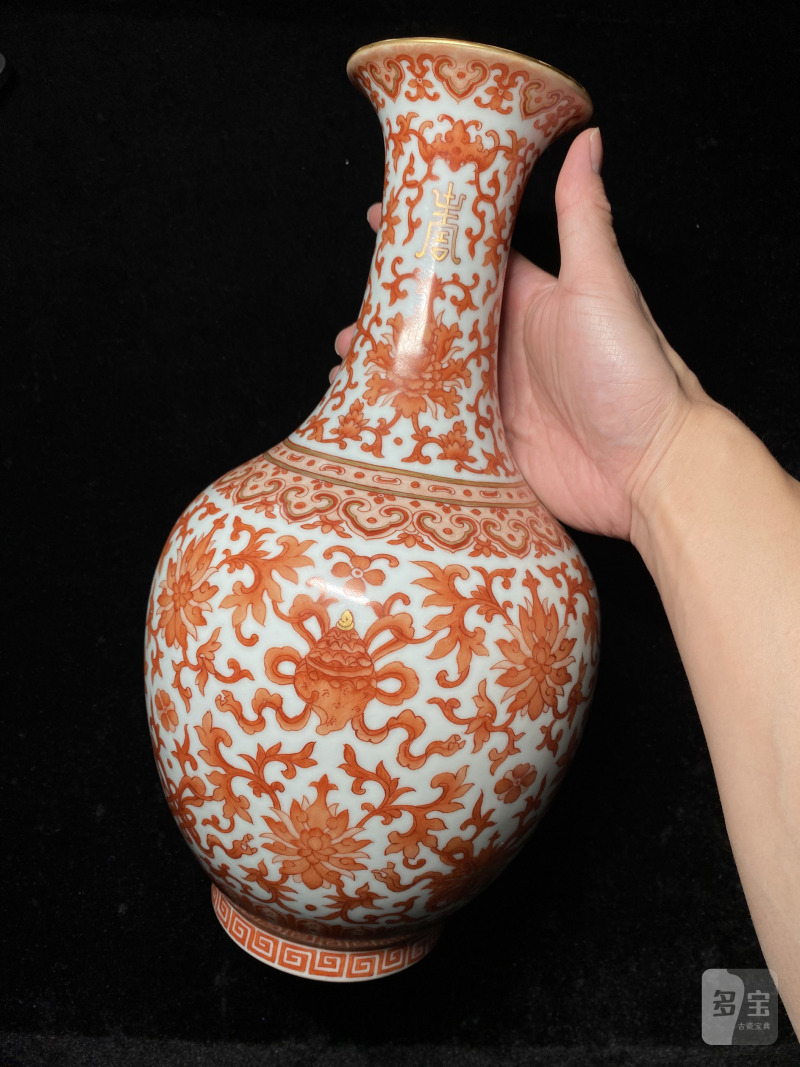 清道光 矾红描金缠枝莲托八吉祥纹瓶 - 图5